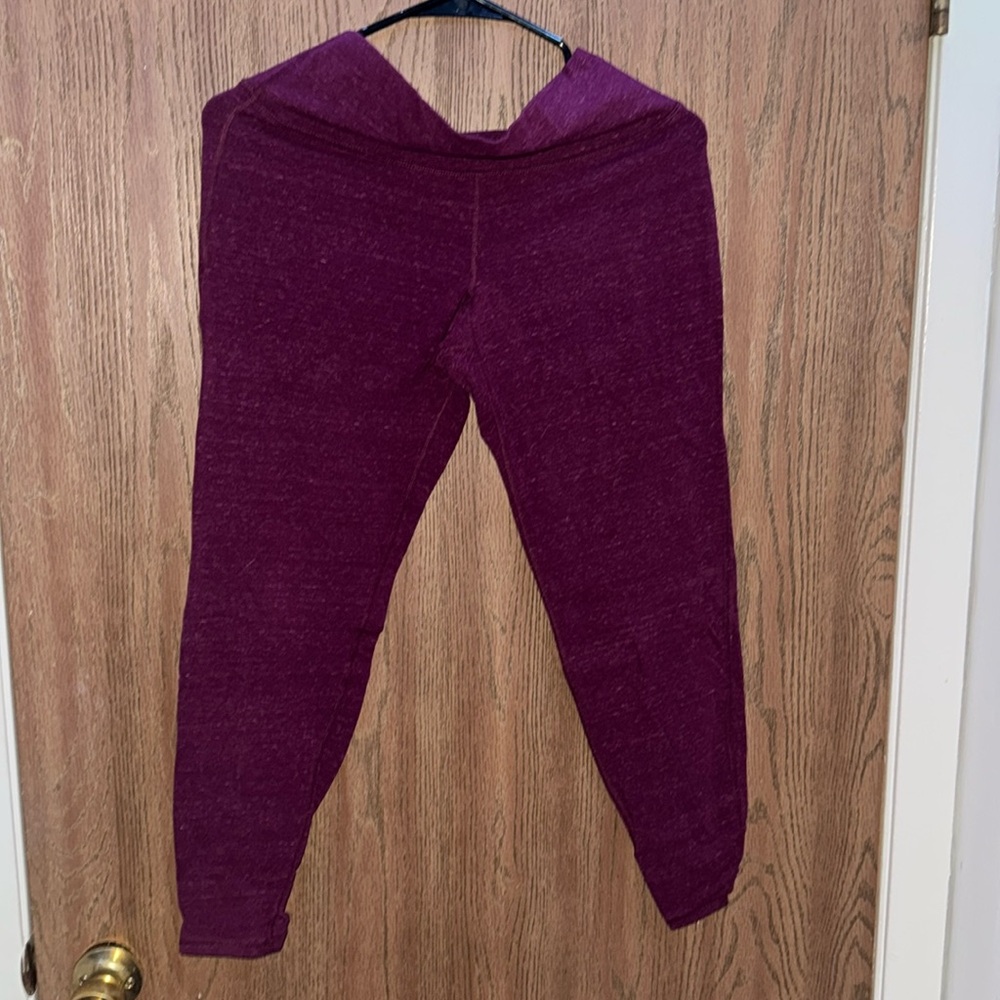 Maroon Old Navy Active Leggings
Gently used like new!